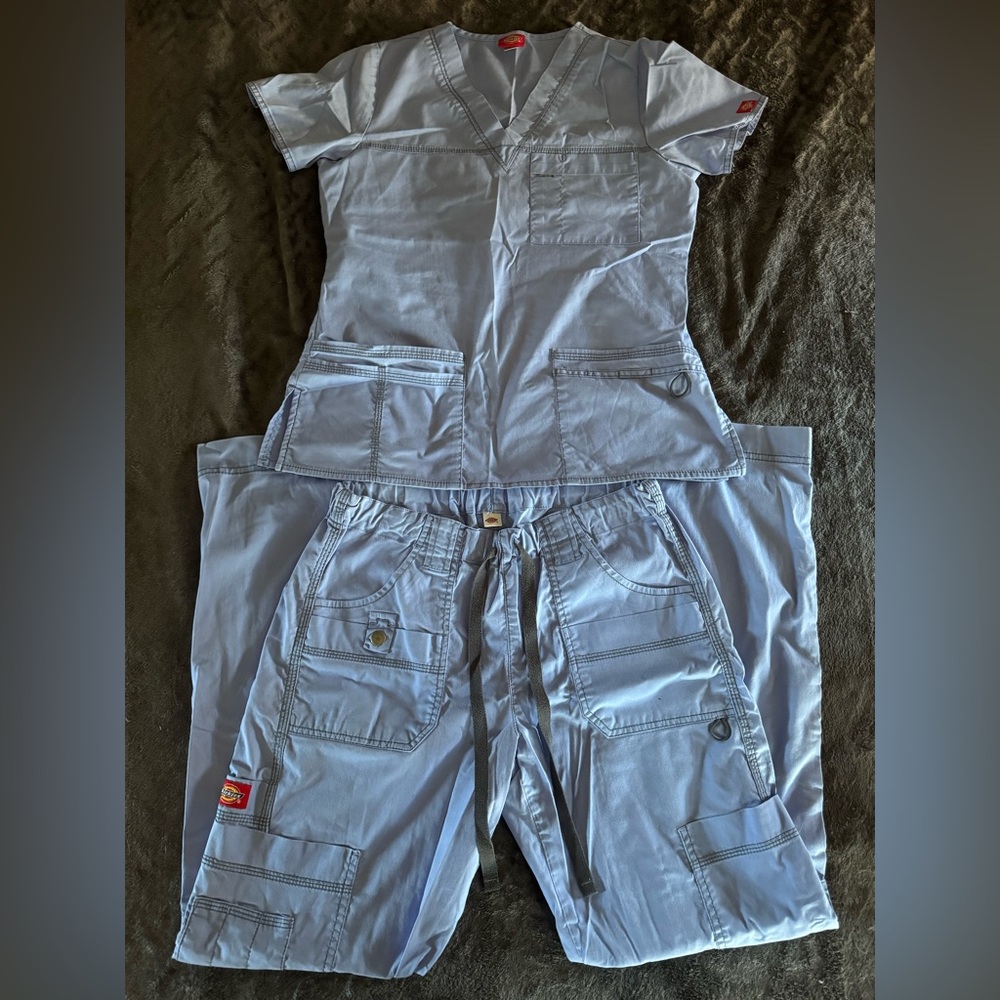 Dickies youtility cargo scrub set top and bottom 

Size T&B : Small
Color: Ciel